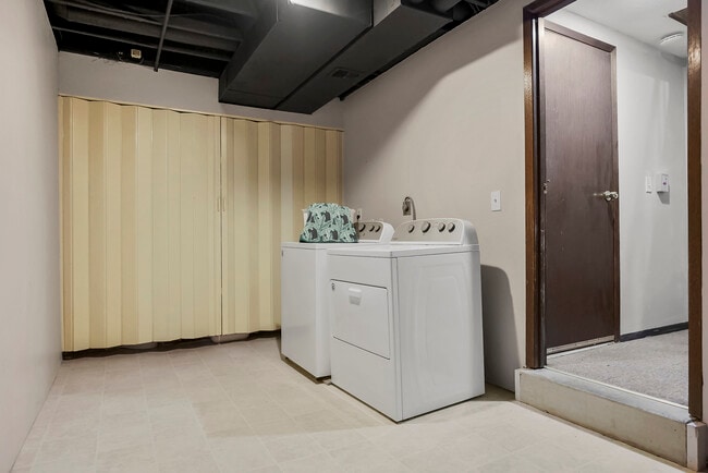 Building Photo - Iris KC Pad