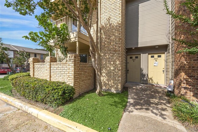 Building Photo - 11201 Lynbrook Dr