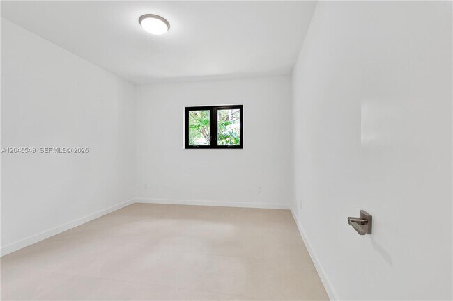 Building Photo - 950 Bayamo Ave