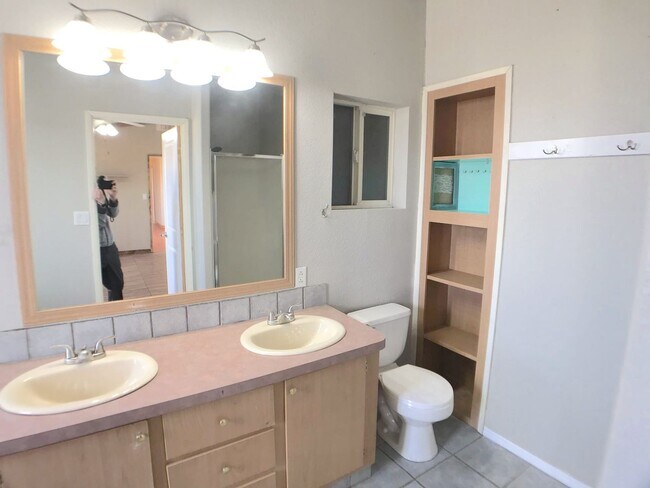 Building Photo - 4 bedroom home in Moriarty. Country Living! Close to I-40.