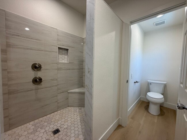 Building Photo - Gorgeous 3 bedrooms, 2.5 baths home