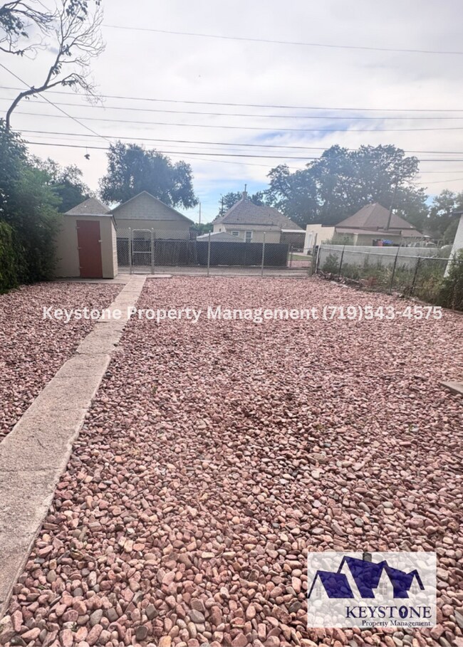 Building Photo - Beautifully Renovated 2+ Bedroom Plus / 1 ...