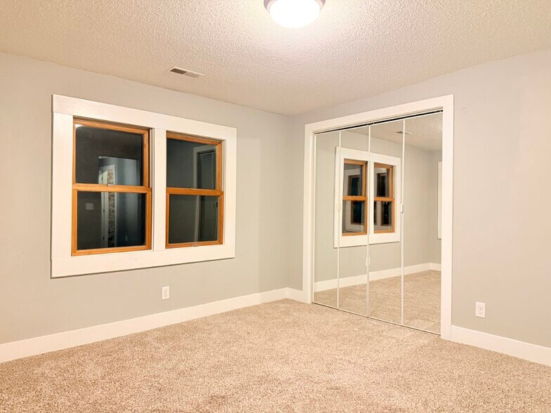 Bed 1 - 312 SW Pleasant St