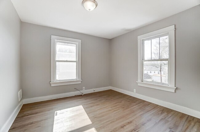 Building Photo - Three Bedroom Home for Lease in Dayton!