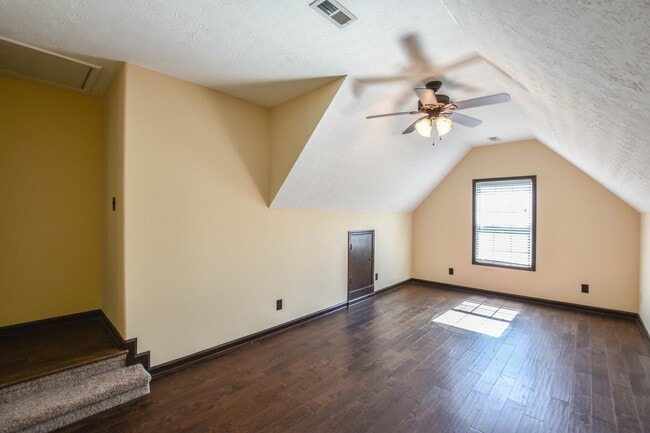 Building Photo - Pet Friendly with No Backyard Neighbors!