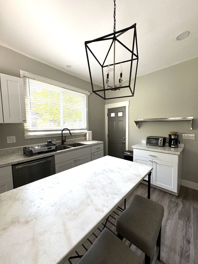 Kitchen/Dinette - 130 White St