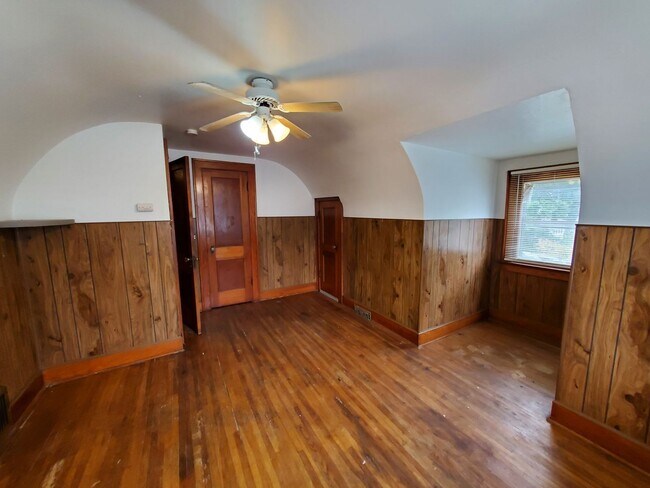 Building Photo - FOR RENT- Large Home with Fenced in Yard n...