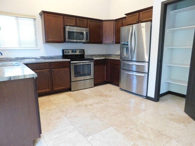 Building Photo - Beautiful Home in Clifton