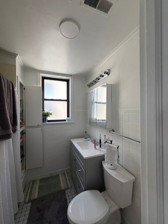 Building Photo - 4847 N Damen Ave