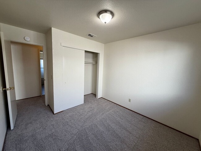 Building Photo - Spacious 4bed 2bath home in the Rio Linda/...