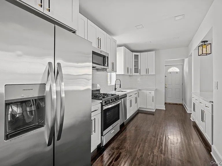 Building Photo - 916 Clarence Ave