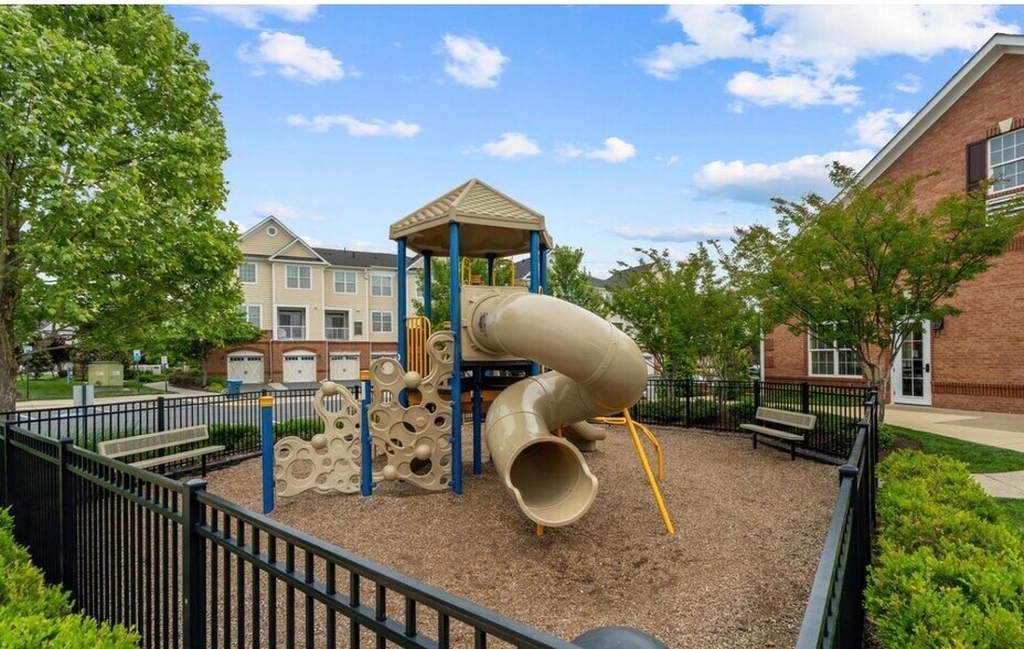 Building Photo - 23255 Milltown Knoll Sq