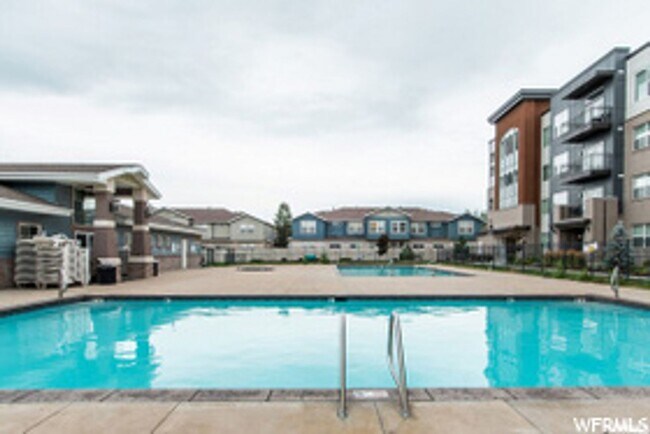Building Photo - Great 3 Bed 2 Bath Sandy Condo!!