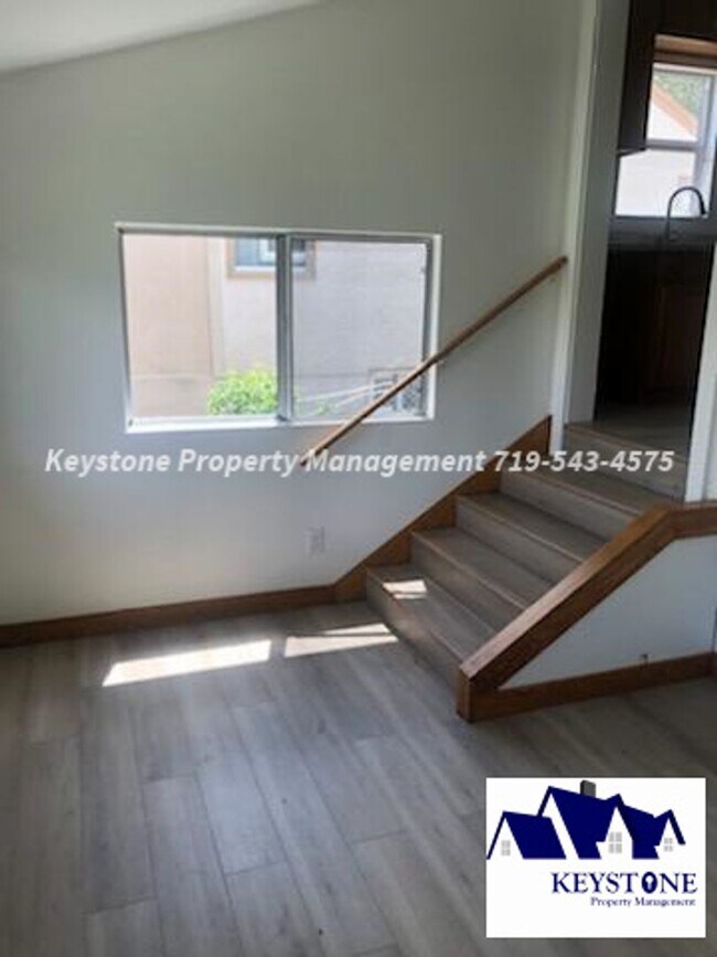 Building Photo - Pet Friendly North Side Home 2 Bedroom/1 Bathroom/1 Car Garage $1350/$1350