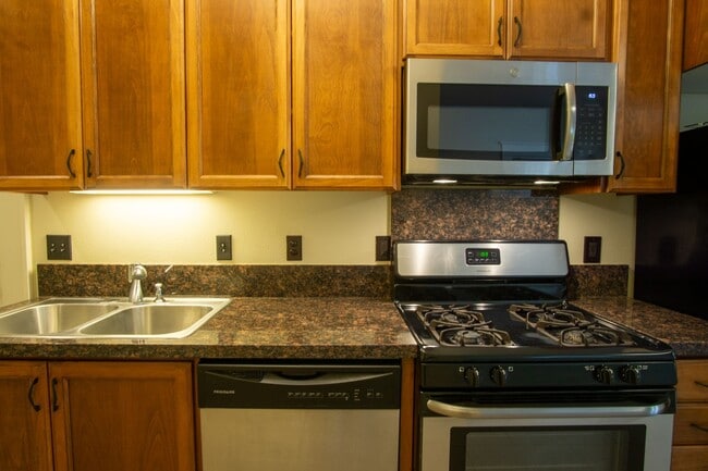 Building Photo - Gorgeous Top-Floor One-Bed with Amazing Balcony Space!