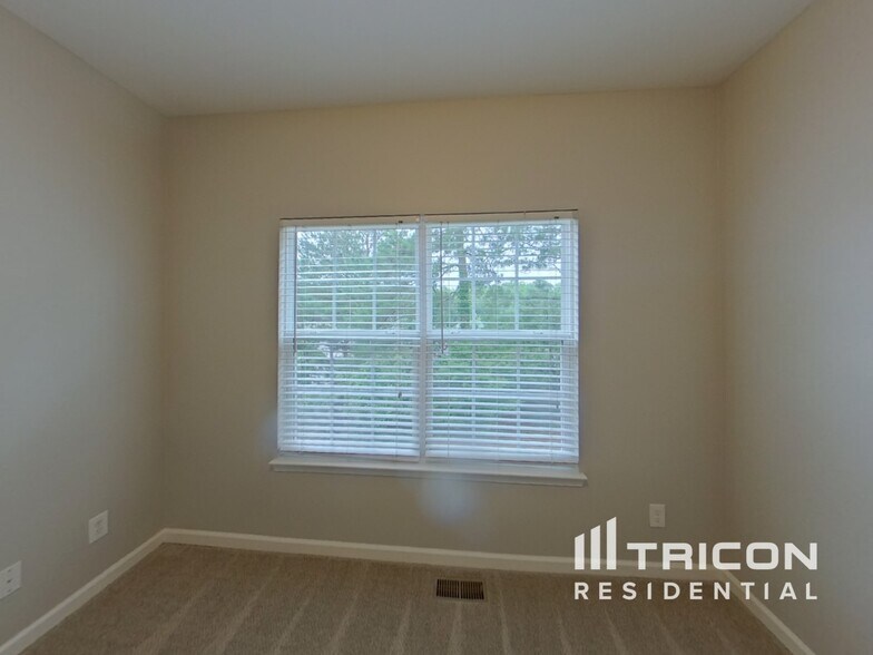 Building Photo - 27 Rockridge Dr