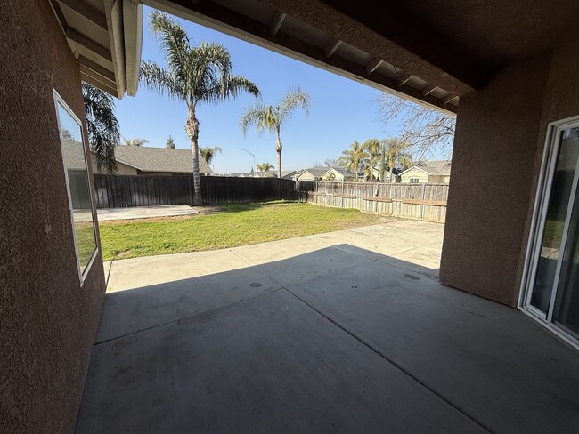Building Photo - Spacious and Beautiful 4 bedroom luxury ho...