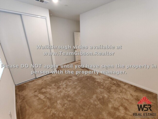 Building Photo - Large 3 Bedroom/ 2 bathroom Home with an O...