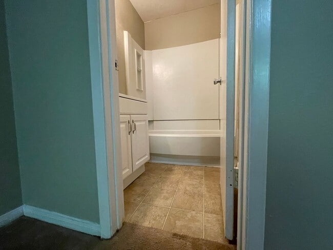Building Photo - AUGUST PRE-LEASE!  Spacious 2 Bedroom 2 Ba...