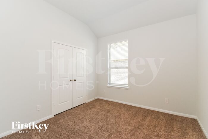 Building Photo - 127 Lk Wy Cir