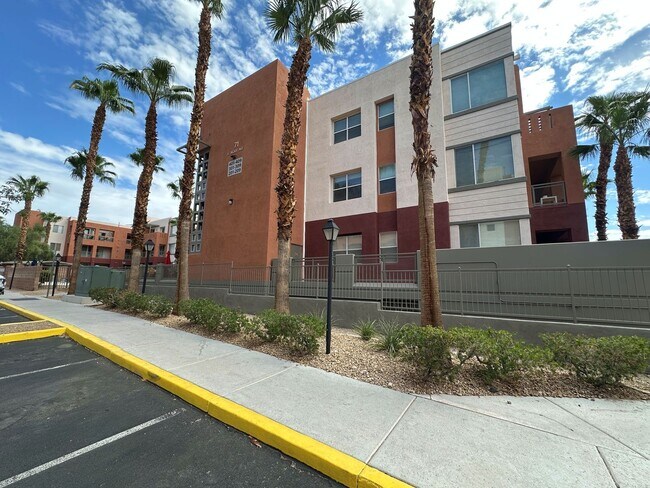 Building Photo - FREE WEEK PROMO! 2 BEDROOM 2 BATH GUARD GATED PARK AVENUE CONDO OFF THE STRIP!