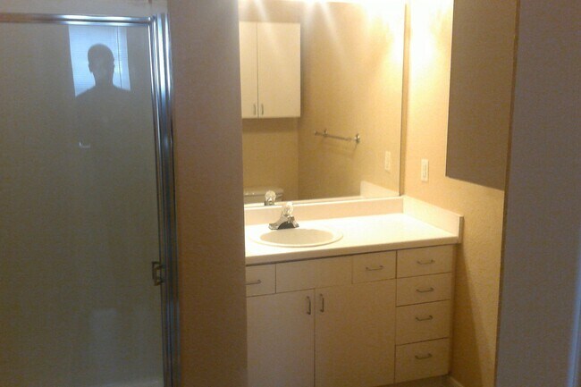 Building Photo - 1 Bedroom Condo in Downtown Free Water, Sewer, Trash and Pest Control!