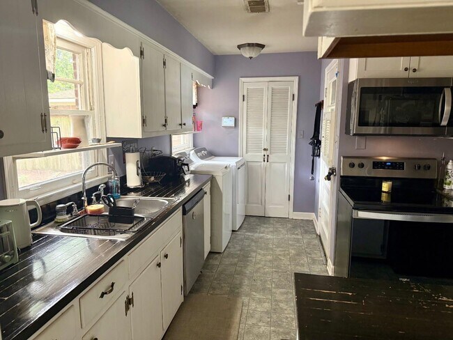 Building Photo - 4623 Leatherwood Ave