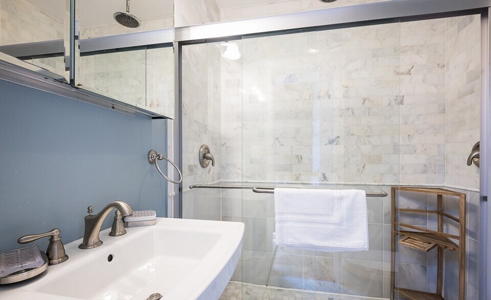 Building Photo - 222 1/2 E Street NE-SI ID1587659P
