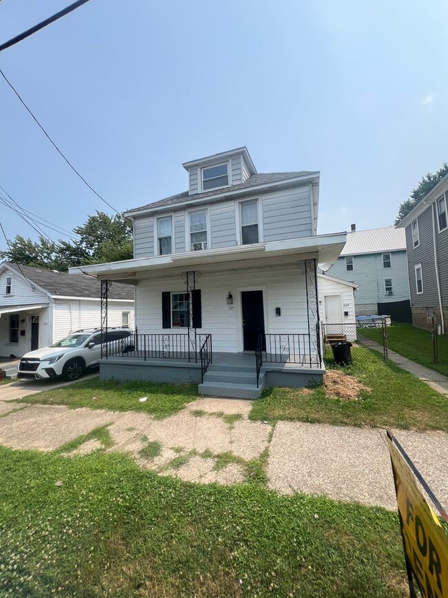 Primary Photo - 225 Wallace St