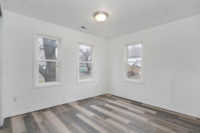 Building Photo - 513 S Broadway Ave