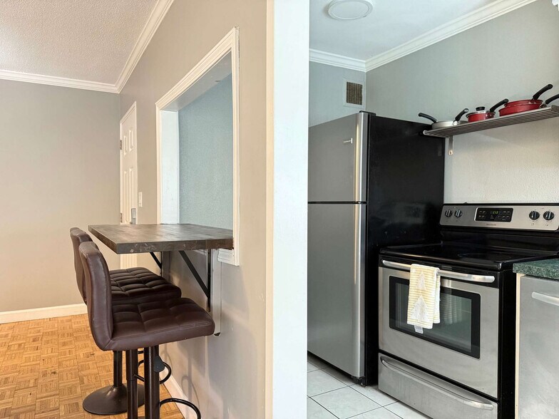 Building Photo - 300 Peachtree St