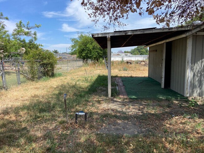 Building Photo - Cozy 3 Bedroom and 1 Bathroom in a good ar...