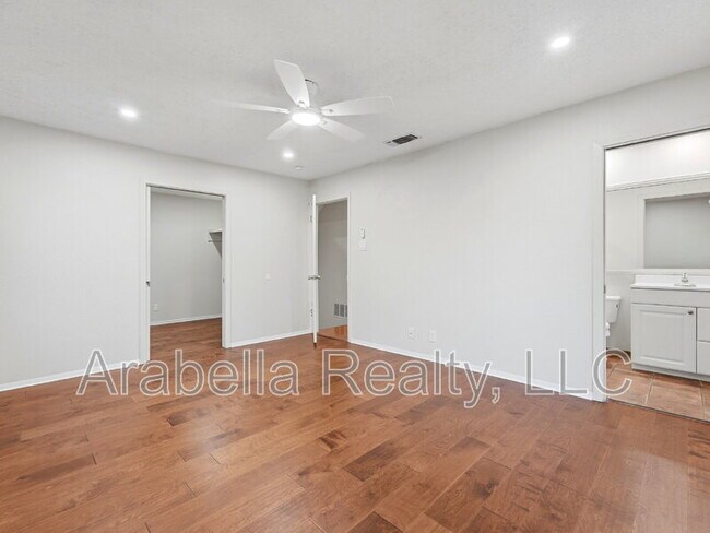 Building Photo - 8607 Norwich Dr