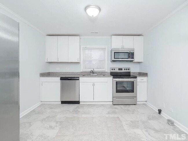 Building Photo - Available Now - Adorable and Spacious! 2 B...
