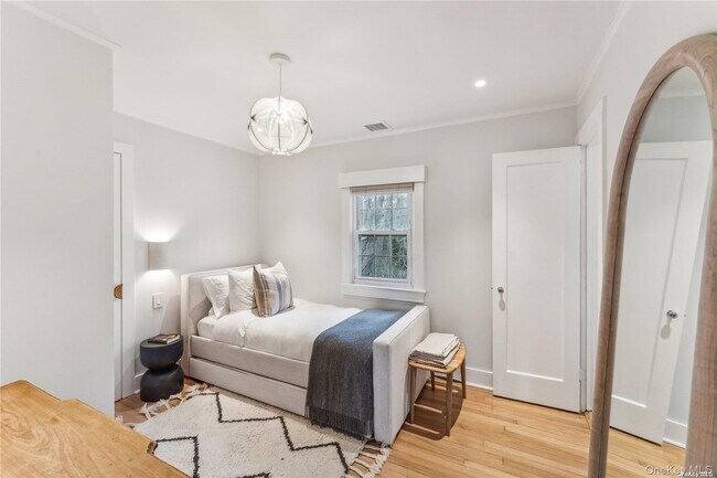 Building Photo - 689 Main St