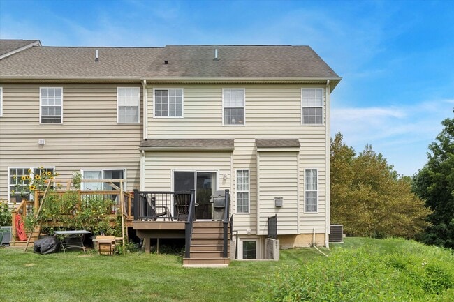 Building Photo - 3B/2.5B End Unit Townhome in Penns Manor A...