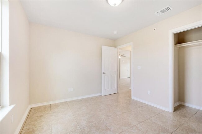 Building Photo - 2200 Creekside Ln