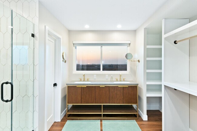 Building Photo - Costa Mesa, Panoramic Views, Pool - Fully ...