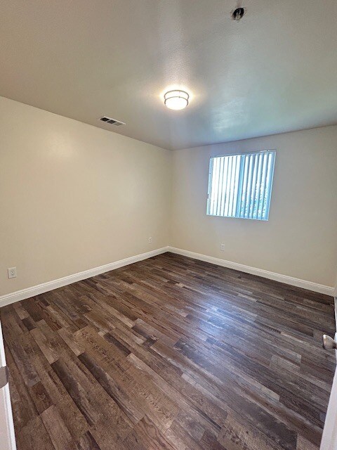 Building Photo - 213 1/2 E 84th Pl