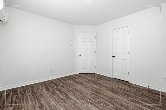 Building Photo - 377 Tuttle Ave