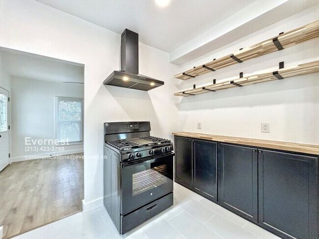 Building Photo - Lovely 2-Bedroom Duplex with Modern Comfor...