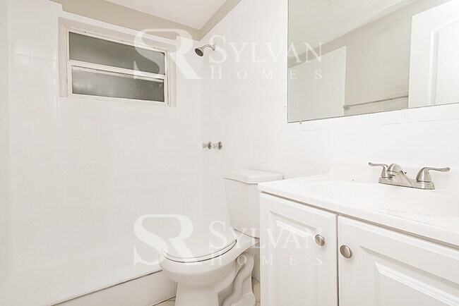 Building Photo - The living is easy in this 3 bedroom, 1 bathroom home