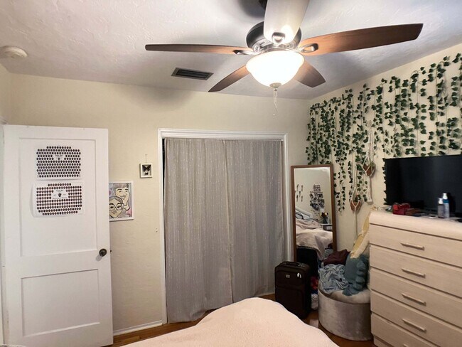 Building Photo - Large 3 Bedroom, 2 Bathroom Home w/ Study ...