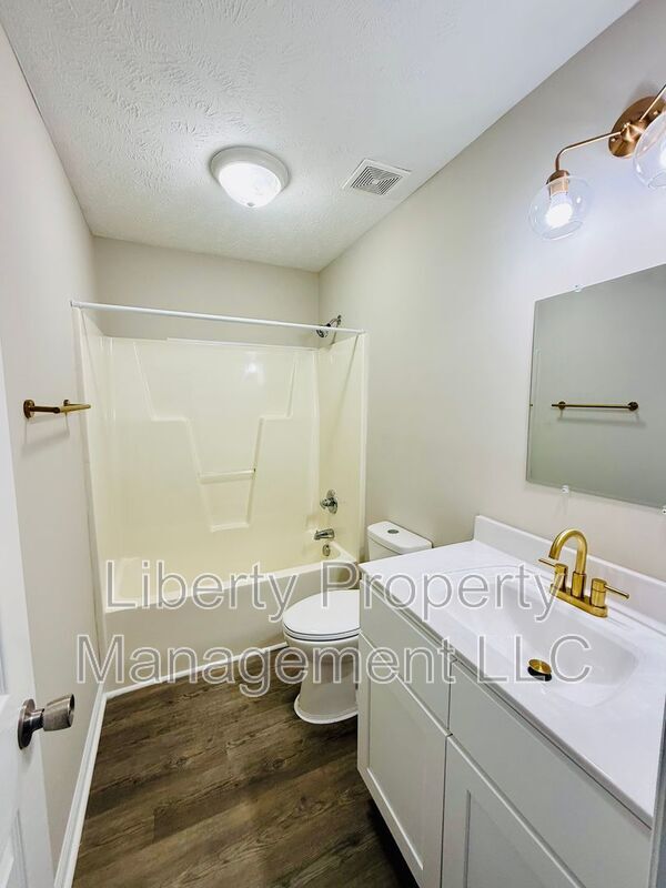 Building Photo - 805 Broadmore Dr