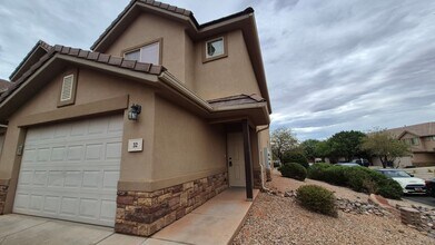 Building Photo - Remodeled 3 Bed / 2.5 Bath Townhome in Great Location