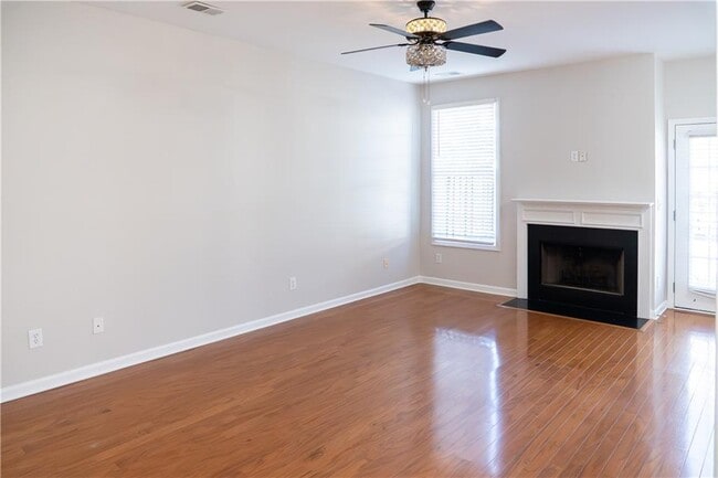 Building Photo - 3090 Branham Dr