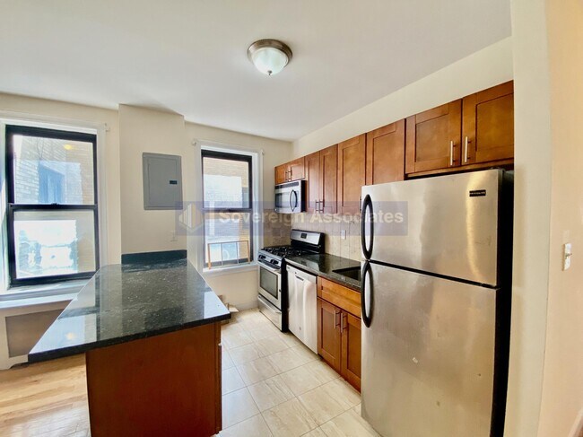 Building Photo - 686 W 204th St