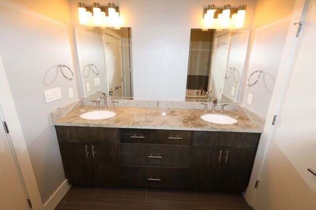 Building Photo - 2103 Hadley St