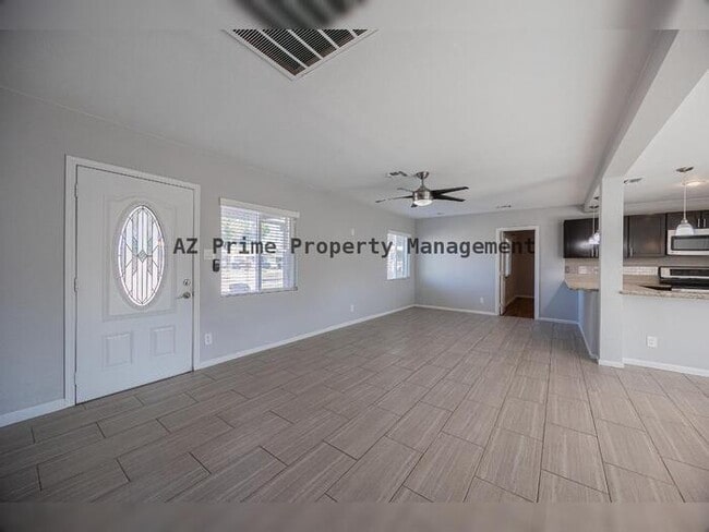 Building Photo - 1619 E Whitton Ave