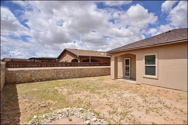 Building Photo - 3744 Loma Adriana